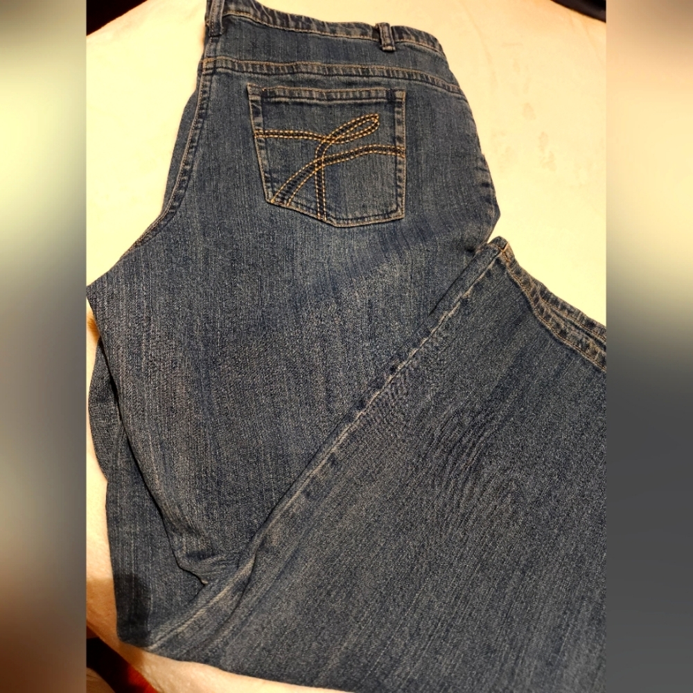 Penningtons Women's Blue Jeans. Elastic Waist. Size 16P
